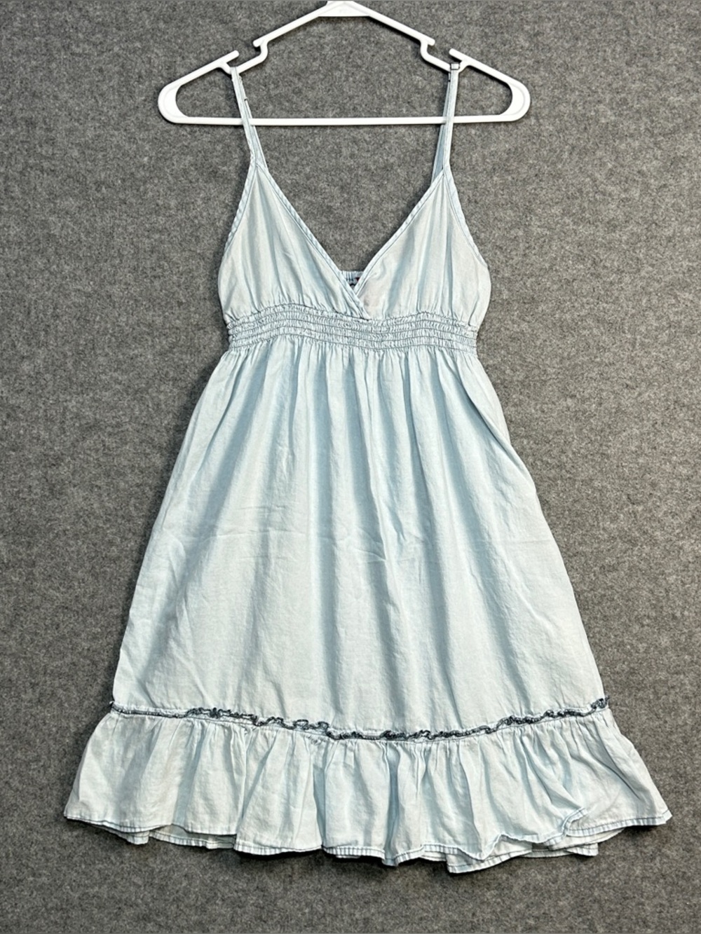 H&M Divided Women’s 10 Sleeveless Light Blue Chambray Smocked Ruffle Mini Dress